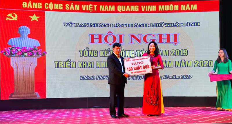 Chủ tịch Hội doanh nghiệp thành phố Thái Bình, Vũ Mạnh Hoàn trao tặng biểu trưng 150 suất quà trị giá 300 nghìn đồng trên suất tặng cho các hộ nghèo, cận nghèo trên địa bàn thành phố Thái Bình.
