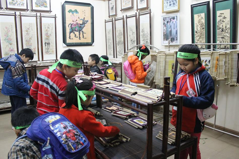 Học sinh tham gia trải nghiệm tại Trung tâm giao lưu văn hoá dân gian tranh Đông Hồ.