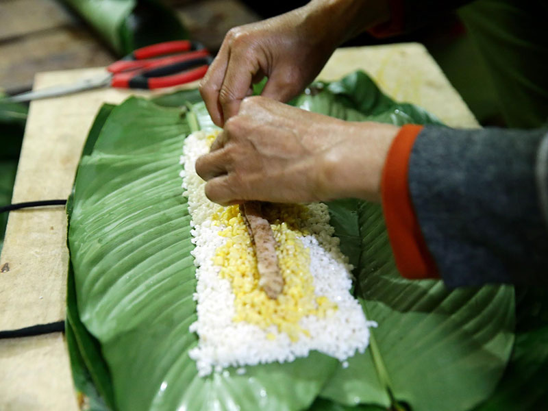 Gạo để gói bánh là loại gạo nếp cái hoa vàng được trồng ngay tại Lỗ Khê chứ không mua của các khu vực khác