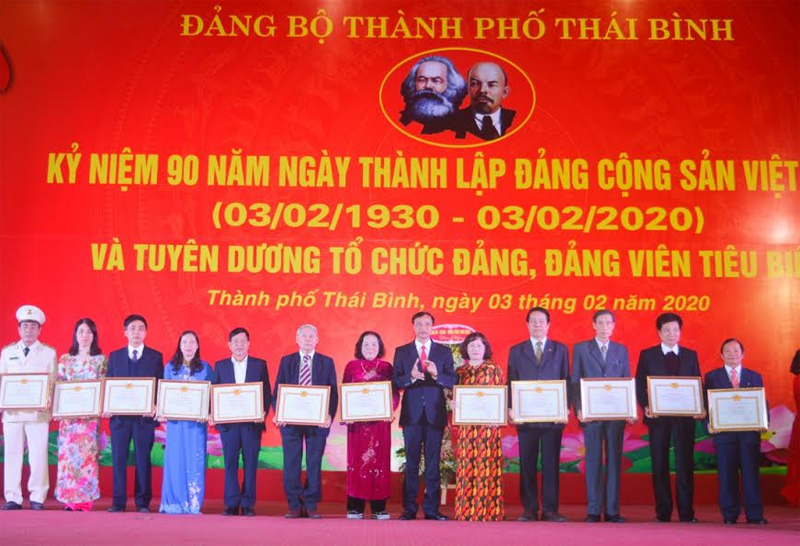 Bí thư Thành ủy Thái Bình Đỗ Đình An trao chứng nhận và tặng hoa các tổ chức đảng tiêu biểu.