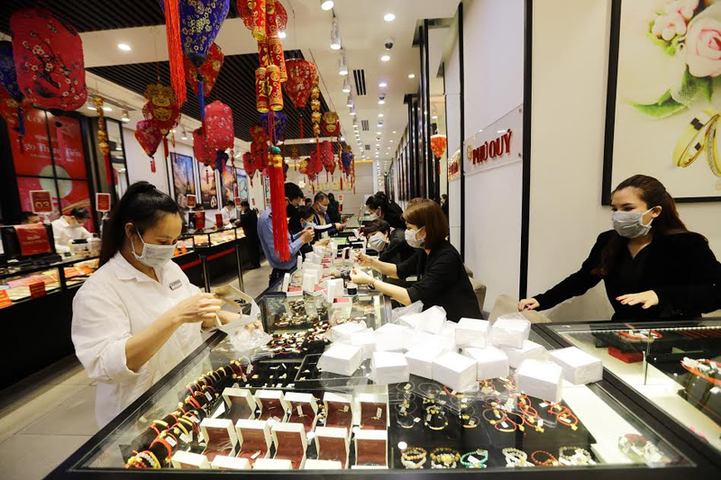 Nhiều nhân viên của công ty Phú Quý khi đứng bán hàng đã đeo hai khẩu trang để mong có thể đề phòng với dịch bệnh tốt hơn.