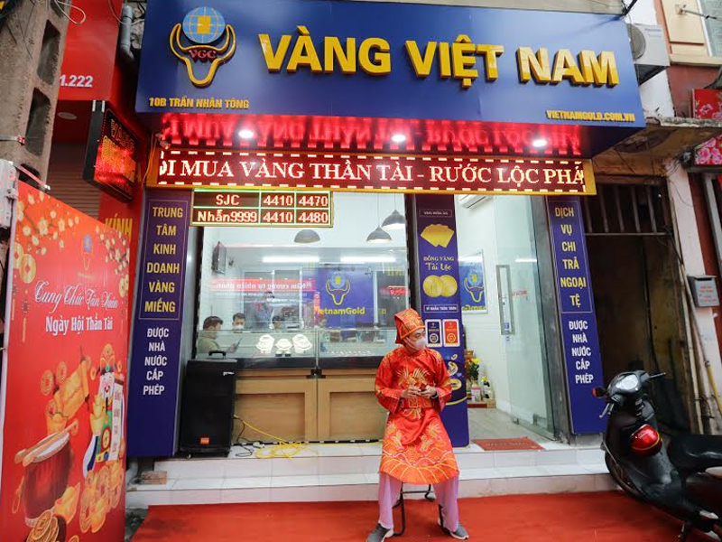 7h sáng các cửa hàng tại phố Trần Nhân Tông vẫn thưa thớt khách hàng.
