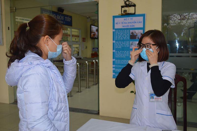 Cấp phát, hướng dẫn sử dụng khẩu trang tại Trung tâm kiểm soát bệnh tật Thái Bình.