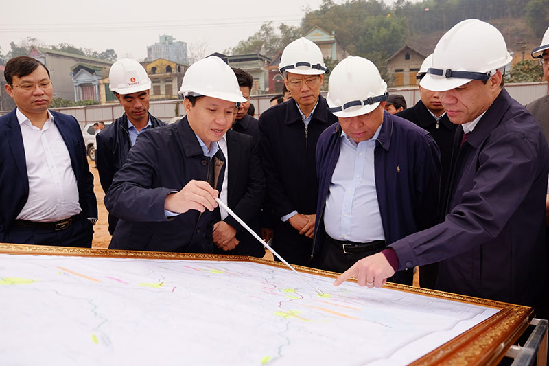 Bộ trưởng Nguyễn Chí Dũng thăm công trường xây dựng Dự án Khu du lịch suối khoáng Mỹ Lâm.