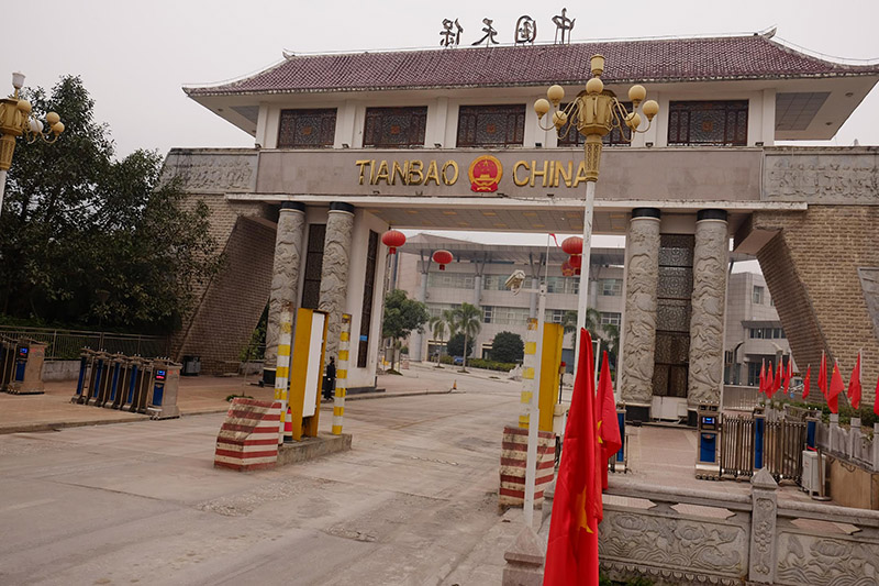 Cửa khẩu Thiên Bảo (Tianbao) phía Trung Quốc cũng vắng lặng như tờ.