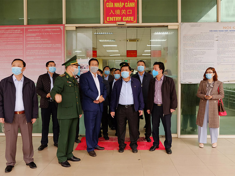 Bộ trưởng Nguyễn Chí Dũng đi khảo sát ở cửa khẩu Thanh Thủy 2.