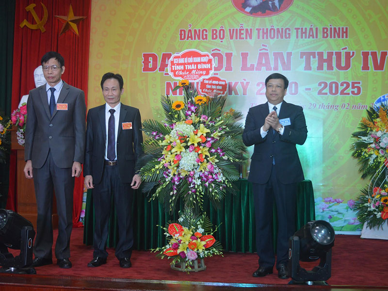 Bí thư Đảng ủy Khối doanh nghiệp tỉnh Thái Bình Nguyễn Hoài Đức tặng hoa chúc mừng Đại hội Đảng bộ Viễn thông Thái Bình lần thứ IV, nhiệm kỳ 2020 - 2025.