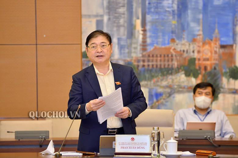 Chủ nhiệm Uỷ ban Khoa học, công nghệ và môi trường của Quốc hội, ông Phan Xuân Dũng báo cáo tại phiên họp.
