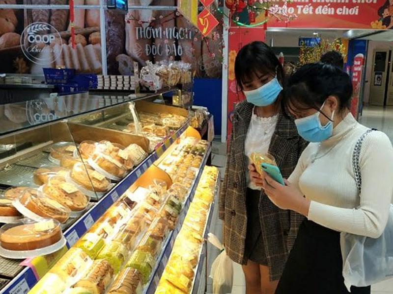 Người dân Nam Định thực hiện nghiêm việc đeo khẩu trang phòng bệnh khi đi mua sắm.