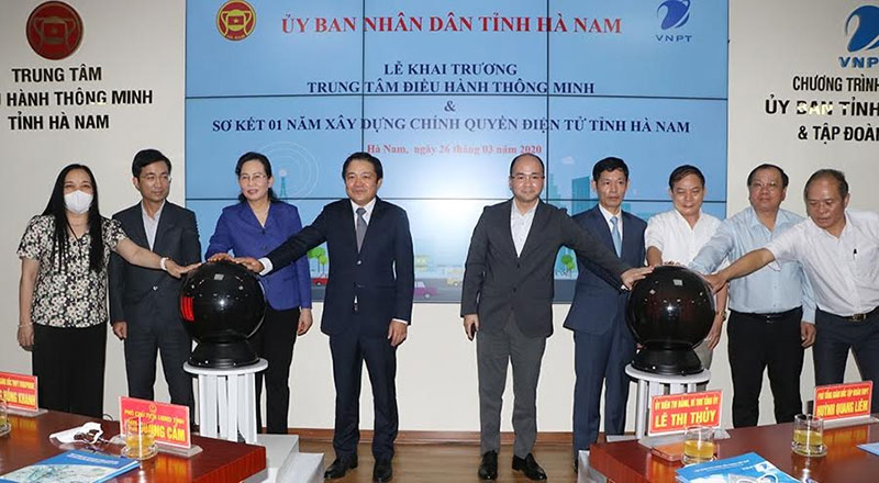 Lãnh đạo tỉnh Hà Nam và đại diện Tập đoàn VNPT nhấn nút khai trương Trung tâm điều hành thông minh tỉnh.
