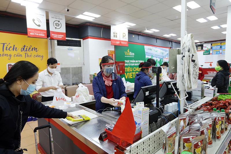Do hạn chế lượng khách vào theo lượt để giãn khoảng cách cho khách hàng, nên các nhân viên thu ngân của siêu thị cũng đỡ vất vả hơn.