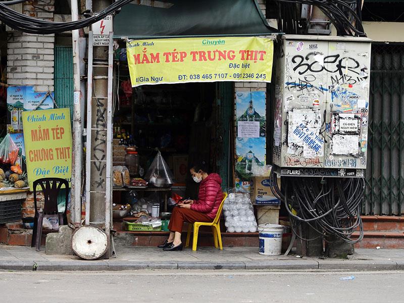 Một số cửa hàng bán lương thực thực phẩm của người dân tại phố cổ vẫn hoạt đông