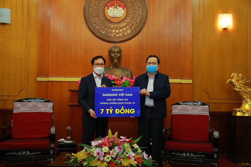 Khoản tiền hỗ trợ 7 tỷ đồng đầu tiên đã được Samsung trao cho Ủy ban Trung ương Mặt trận Tổ quốc Việt Nam.