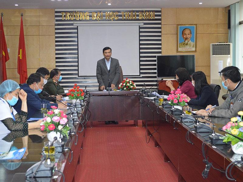 Chủ tịch UBND tỉnh Thái Bình Đặng Trọng Thăng kiểm tra việc thực hiện cách ly tập trung tại trường Đại học Thái Bình.