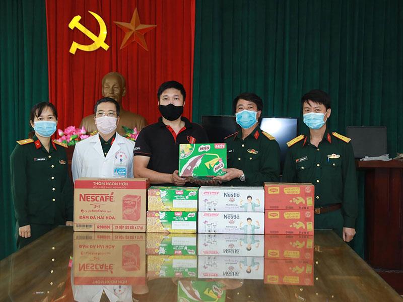 Nestlé Việt Nam trao tặng sản phẩm hỗ trợ công tác phòng, chống dịch Covid-19 tại BV quân y 103.