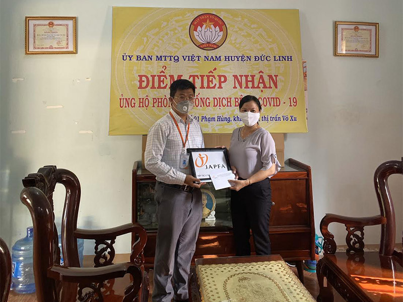 Ông Đỗ Hoàng Trí – Giám đốc Hành chính tại nhà máy Japfa Bình Thuận trao tặng đại diện Uỷ ban MTTQ huyện Đức Linh, tỉnh Bình Thuận.
