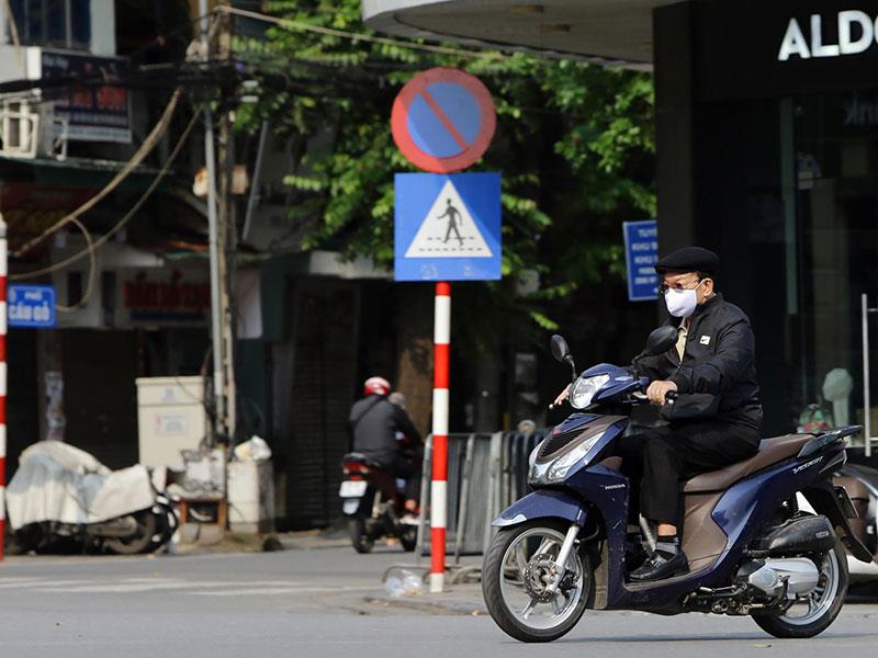 Từ người già cho đến thanh niên, họ ngang nhiên tham gia giao thông với tâm lý đường của nhà mình.