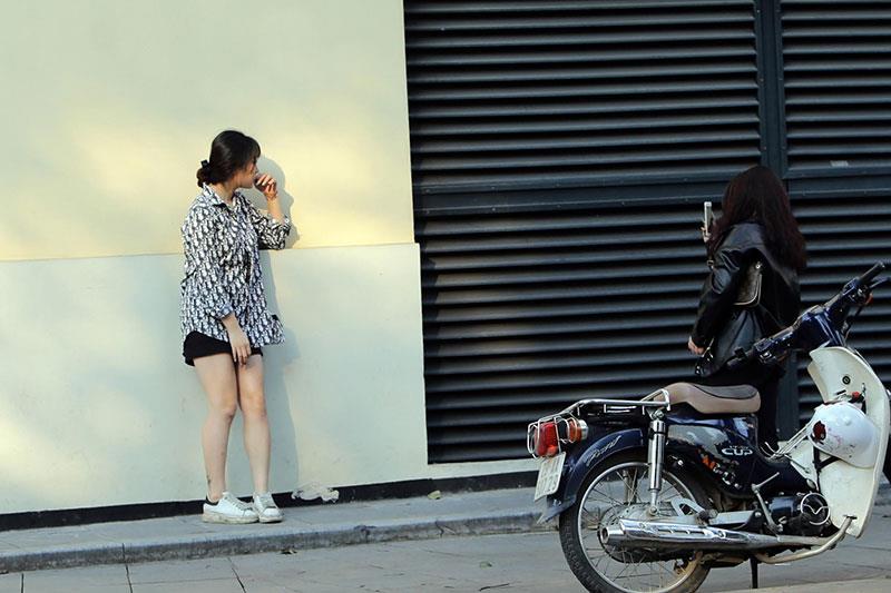 Trước cửa một shop hàng hiệu trên đường Phan Chu Trinh hai cô gái vô tư chụp ảnh mà không hề có khẩu trang.