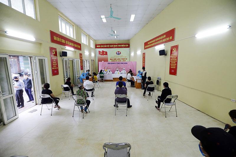 Phòng họp của bạn quản lý chợ Long Biên được trưng dụng làm điểm xét nghiệm cho tiểu thương và người lao động tại chợ.