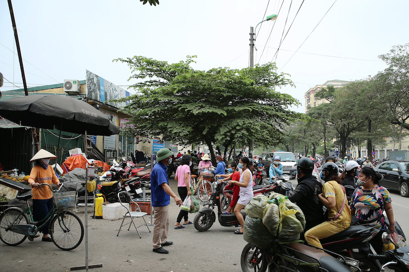Để tránh tình trạng ùn ứ trong chợ, ban quản lý chợ đã nhắc nhở người dân đi theo lượt ngay từ khu vực cổng chợ.