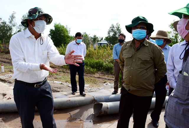 Chủ tịch UBND tỉnh Nguyễn Tiến Hải (bìa trái) kiểm tra thực tế tình hình thực xử lý khắc phục sạt lở đê biển Tây.