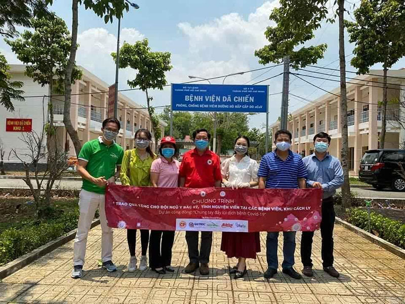 Đại diện C.P. Việt Nam phối hợp cùng các hội, đoàn trao hàng nghìn quả trứng tới mỗi bệnh viện, địa điểm cách ly.
