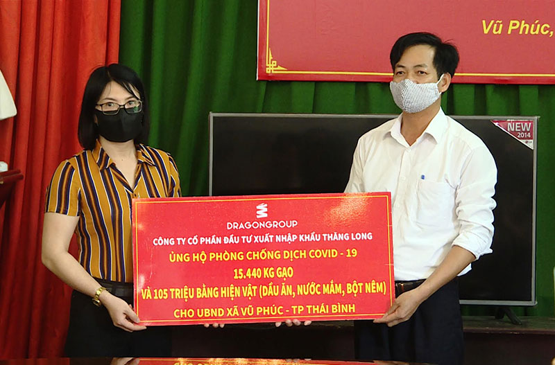 Bà Bùi Thị Kiều Vân – Phó Tổng Giám đốc DragonGroup trao tặng 15.440kg gạo và 105 triệu đồng bằng hiện vật cho UBND xã Vũ Phúc, thành phố Thái Bình.