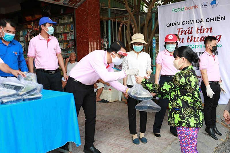 Phó tổng giám đốc C.P. Việt Nam Chinoros Benjachavakul trao suất cơm cho những người có hoàn cảnh khó khăn.