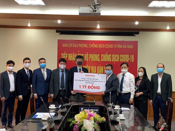 ông Keitsuke Tsuruzono, Tổng Giám đốc Công ty Honda Việt Nam trao tặng 1 tỷ đồng, ủng hộ phòng , chống dịch Covid 19 trên địa bàn tỉnh Hà Nam.
