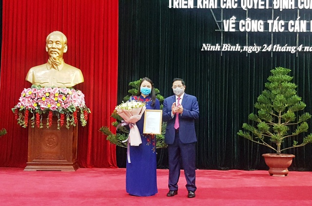 Ủy viên Bộ Chính trị, Bí thư Trung ương Đảng, Trưởng Ban Tổ chức Trung ương ông Phạm Minh Chính trao quyết định của Bộ Chính trị cho bà Nguyễn Thị Thu Hà.