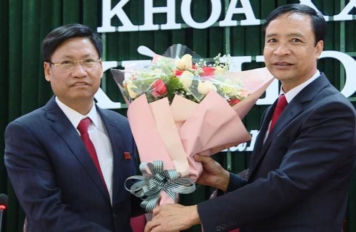 Ông Đỗ Đình An, Bí thư Thành ủy, Chủ tịch HĐND TP Thái Bình (bên phải) tặng hoa chúc mừng tân Chủ tịch UBND TP Thái Bình Đinh Gia Dũng.
