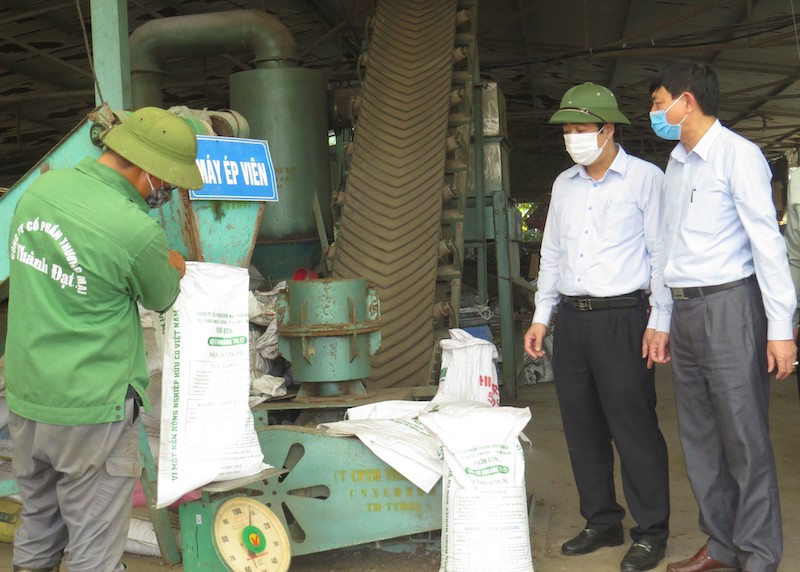Phó Bí thư thường trực Tỉnh ủy Thái Bình Ngô Đông Hải (thứ hai, từ phải sang) thăm và kiểm tra mô hình xử lý rác thải của Công ty Thành Đạt.