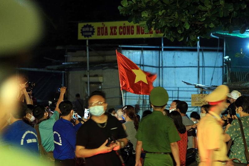 Dù được khuyến cáo không nên tụ tập đông người tại thời điểm dỡ bỏ phong tỏa, nhưng không ít người dân đã quá vui mừng ào ra cổng làng cùng lá cờ và tự gọi đây là ngày “tết thứ 2 của dân Hạ Lôi”.