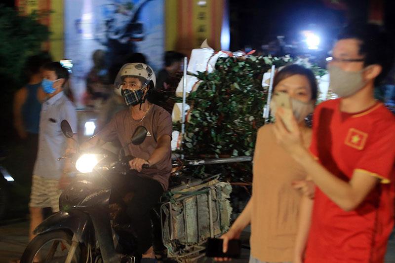 Các hộ dân có hoa tới ngày thu hoạch đã chuẩn bị sẵn sàng, khi gỡ bỏ phong tỏa họ lập tức chở hoa ra chợ.