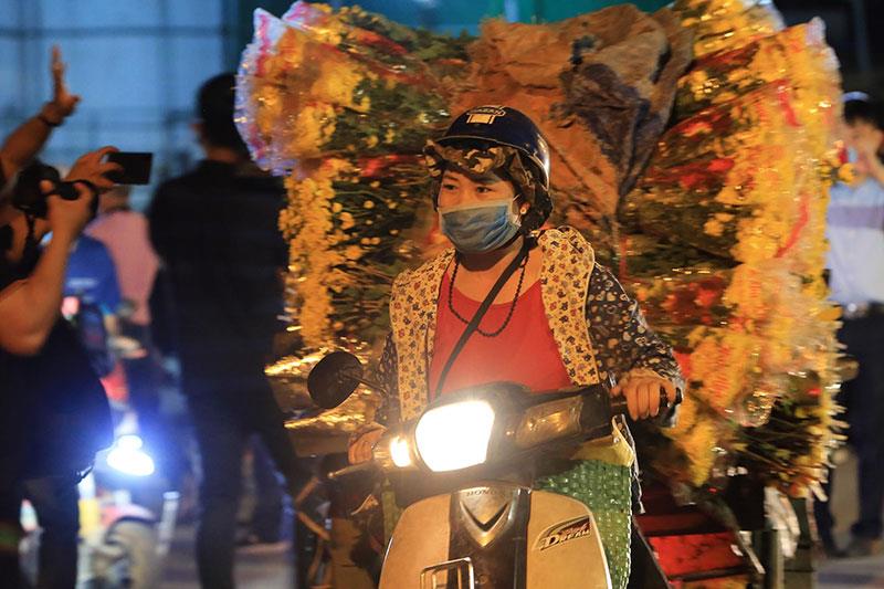 Dù là nửa đêm, nhưng niềm vui được quay lại cuộc sống thường nhật đã khiến gương mặt của người dân tươi vui hơn bao giờ hết.