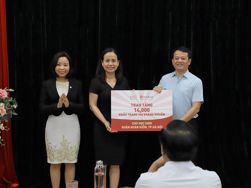 Đại diện Tập đoàn BRG trao tặng 14.000 khẩu trang vải kháng khuẩn cho các trường trên địa bàn quận Hoàn Kiếm, Hà Nội.