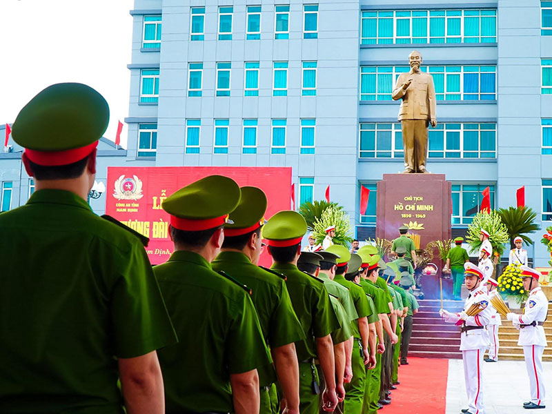 Đại biểu thực hiện nghi lễ dâng hoa, dâng hương tưởng niệm Chủ tịch Hồ Chí Minh.
