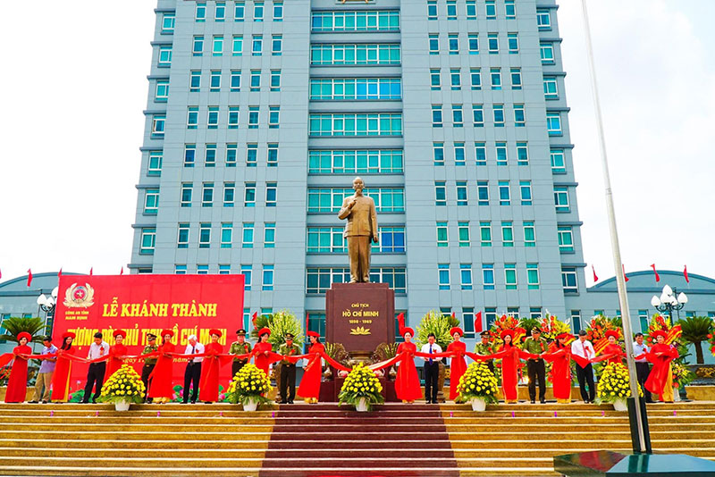 Các đại biểu cắt băng khánh thành tượng đài Chủ tịch Hồ Chí Minh trong khuôn viên trụ sở Công an tỉnh Nam Định.