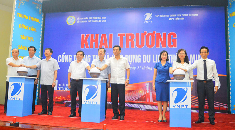Các đại biểu bấm nút khai trương “Cổng thông tin và ứng dụng du lịch thông minh” tỉnh Thái Bình.