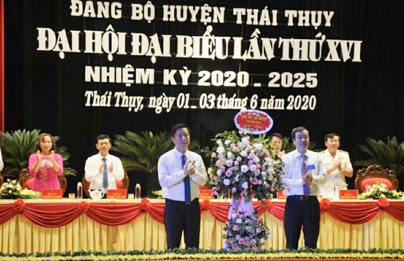 Phó Bí thư thường trực Tỉnh ủy Thái Bình Ngô Đông Hải tặng hoa chúc mừng Đại hội.