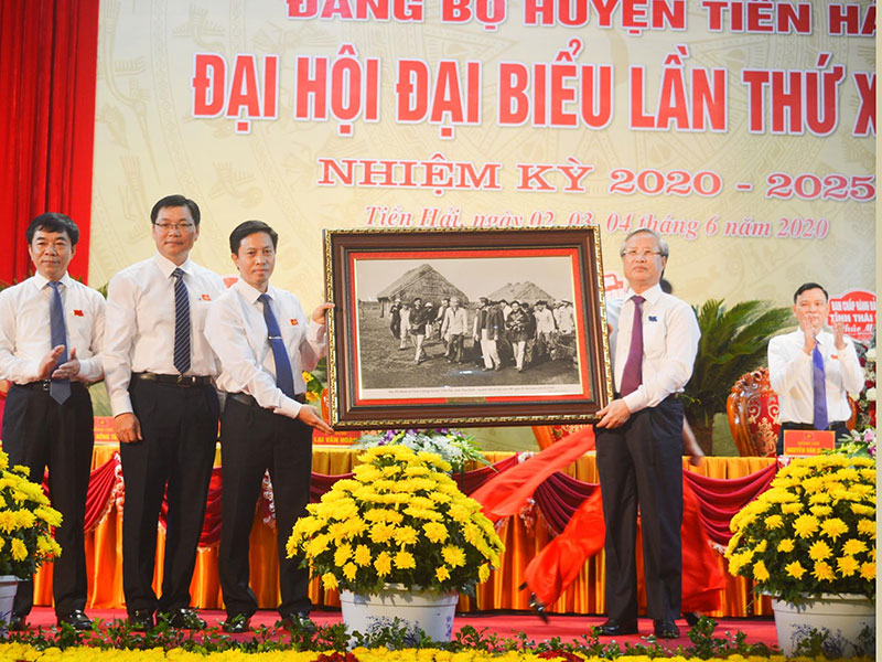 Đồng chí Trần Quốc Vượng, Ủy viên Bộ Chính trị, Thường trực Ban Bí thư Trung ương Đảng về dự và chúc mừng Đại hội Đảng bộ huyện Tiền Hải, tỉnh Thái Bình lần thứ XXVIII, nhiệm kỳ 2020-2025.