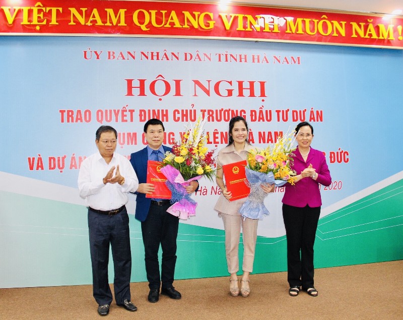 Ủy viên Trung ương Đảng, Bí thư Tỉnh ủy Hà Nam Lê Thị Thúy cùng Chủ tịch UBND Nguyễn Xuân Đông trao giấy chứng nhận và tặng hoa 2 nhà đầu tư.