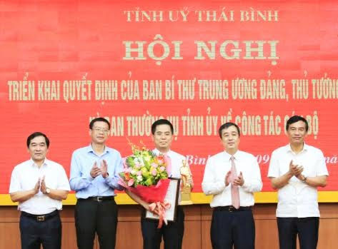 Lãnh đạo Bộ Khoa học và Công nghệ, tỉnh Thái Bình trao quyết định và tặng hoa chúc mừng tân Thứ trưởng Nguyễn Hoàng Giang.