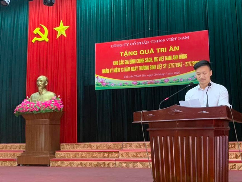 Ông Phạm Hữu Hải – Phó Tổng Giám đốc Công ty Cổ phần TNH99 Việt Nam phát biểu tại chương trình tri ân tại thị trấn Thạc Hà.