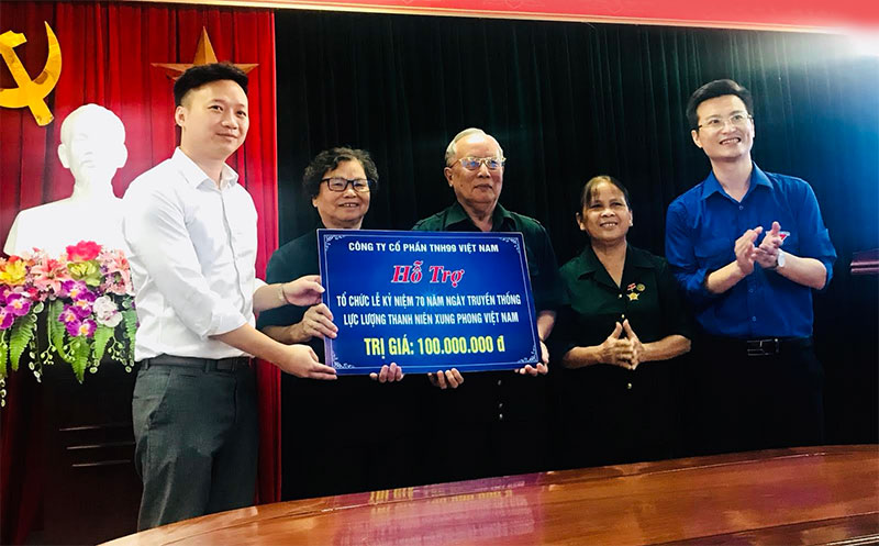 Đại diện TNH99 Việt Nam đã trao 100.000.000đ hỗ trợ tổ chức Lễ Kỷ niệm 70 năm ngày Truyền thống Lực lượng Thanh niên Xung phong Việt Nam (15/07/1950 – 15/07/2020).