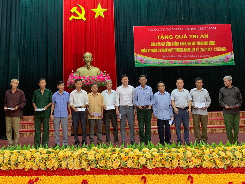 Phó Tổng Giám đốc Công ty Cổ phần TNH99 Việt Nam trao quà tri ân các gia đình chính sách tại thị trấn Thạch Hà