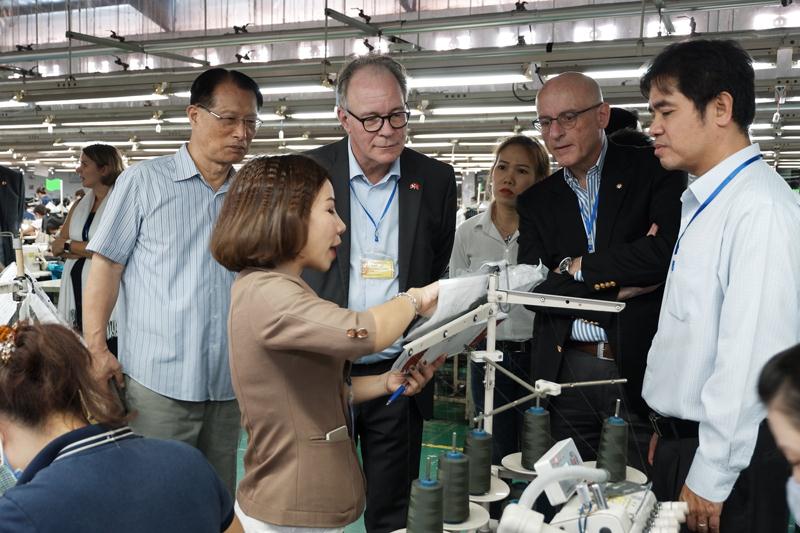 Vụ trưởng Lao động của Tổng cục kinh tế Liên bang Thụy Sỹ Boris Zürcher (giữa) thăm một công ty may mặc của Việt Nam.