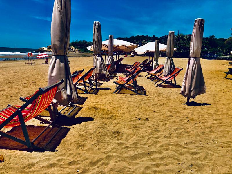 Bãi biển mọi năm ở thời điểm này, khách du lịch phải “tắm đứng” vì lượng người rất đông. Nhưng năm nay, bãi biển vắng tanh, những chiếc ô che nắng cũng được buộc lại gọn gàng vì không có khách thuê.