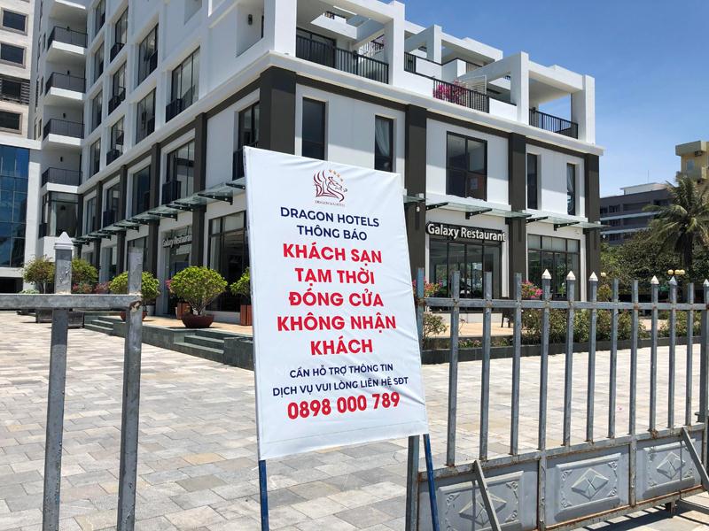 Có khách sạn còn treo biển trước cổng “ Khách sạn tạm thời đóng cửa, không nhận khách”.