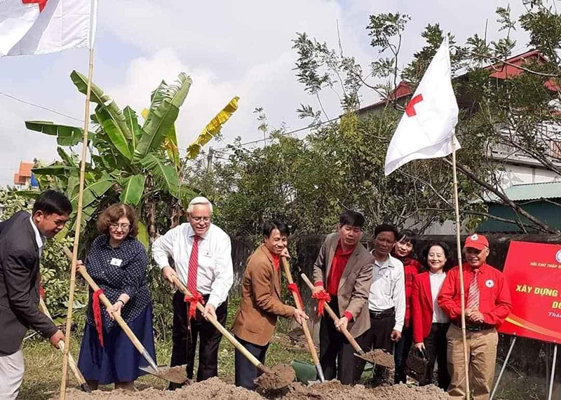 Hai vợ chồng hảo tâm người Mỹ tài trợ 216 triệu xây dựng công trình vệ sinh cho Trường Tiểu học và Trung học cơ sở Thái Giang.